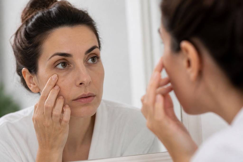 Bouton sous les yeux : causes, traitements et solutions efficaces Bouton sous les yeux : causes, traitements et solutions efficaces