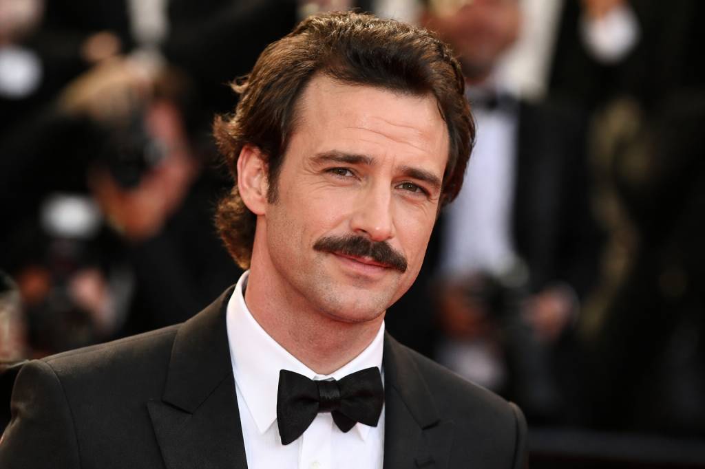 Acteur avec une moustache : les styles iconiques qui ont marqué le cinéma Acteur avec une moustache : les styles iconiques qui ont marqué le cinéma