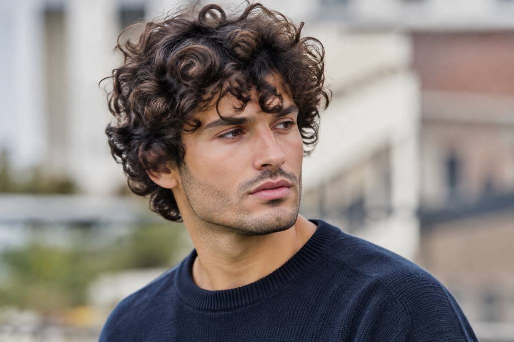 Cheveux bouclés hommes : conseils et coiffures tendance pour un style réussi Cheveux bouclés hommes : conseils et coiffures tendance pour un style réussi