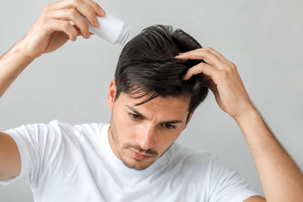 Cheveux gras : le talc est-il une solution efficace ? Cheveux gras : le talc est-il une solution efficace ?